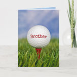 Carte Golf Ball On Tee pour Brother<br><div class="desc">Fermer la balle de golf sur le tee rouge dans l'herbe verte pour l'anniversaire de Brother. Le texte sur la bille peut être modifié.</div>