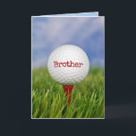 Carte Golf Ball On Tee pour Brother<br><div class="desc">Fermer la balle de golf sur le tee rouge dans l'herbe verte pour l'anniversaire de Brother. Le texte sur la bille peut être modifié.</div>