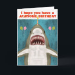 Carte Grand requin blanc amusant Jawsome Anniversaire Hu<br><div class="desc">Le Grand requin blanc sur cette carte de voeux amusante est si gentil. Vous voyez ? C'est souriant et j'espère que tu auras un anniversaire glauque. Il a même amené des ballons et balance une bougie sur son nez. Le design comprend un requin dessiné à la main sur un arrière...</div>