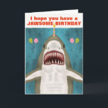 Carte Grand requin blanc amusant Jawsome Anniversaire Hu<br><div class="desc">Le Grand requin blanc sur cette carte de voeux amusante est si gentil. Vous voyez ? C'est souriant et j'espère que tu auras un anniversaire glauque. Il a même amené des ballons et balance une bougie sur son nez. Le design comprend un requin dessiné à la main sur un arrière...</div>