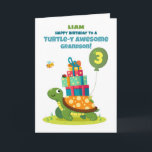 Carte Grandson 3e anniversaire Personnalisez la jolie to<br><div class="desc">Célébrez le 3e anniversaire de votre petit-fils avec une carte de tortue personnalisée portant son nom sur le devant. Une tortue heureuse porte des cadeaux avec une abeille,  coccinelle et chenille pour apporter des sourires supplémentaires à sa journée spéciale.</div>