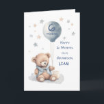 Carte Grandson 6 mois Anniversaire Personnaliser Teddy B<br><div class="desc">Fêtez le jalon de 6 mois de votre petit-fils avec une touche personnalisée ! Ce design charmant présente un ours d'aquarelle douce dans un pull bleu doux, tenant un ballon avec "6 MOIS" flottant doucement au-dessus. Des étoiles claires et bleues encadrent la scène, ajoutant une atmosphère onirique et paisible. L’avant...</div>