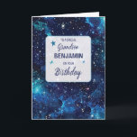 Carte Grandson Anniversaire Etoiles en Galaxy Sky<br><div class="desc">Cette carte présente un ciel de galaxie éblouissant rempli d'étoiles scintillantes, capturant l'émerveillement et la beauté de l'univers. L’avant présente un nom personnalisé, ajoutant une touche personnelle au design et le rendant particulièrement significatif pour l’anniversaire du petit-fils. La toile de fond cosmique met en lumière le message de célébration, mêlant...</div>
