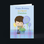 Carte Grandson Special Joyeux Birthday Boy avec Cupcake<br><div class="desc">Une carte sucrée pour un petit-fils spécial, avec un arrière - plan bleu avec plaid bleu inférieur et un petit garçon doux portant une chemise et un jean bleu et jaune. Un cupcake vert devant le petit garçon et des ballons flottent autour. Boy and cupcake design original par Cheryl Seslar...</div>