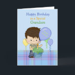 Carte Grandson Special Joyeux Birthday Boy avec Cupcake<br><div class="desc">Une carte sucrée pour un petit-fils spécial, avec un arrière - plan bleu avec plaid bleu inférieur et un petit garçon doux portant une chemise et un jean bleu et jaune. Un cupcake vert devant le petit garçon et des ballons flottent autour. Boy and cupcake design original par Cheryl Seslar...</div>