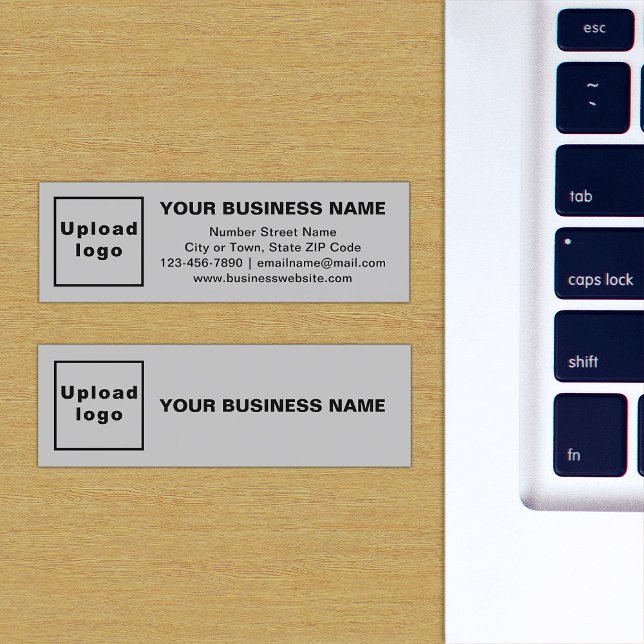 Carte grise de la marque d'affaires sur la mini-ta (The front and back of the gray mini business card with your brand)