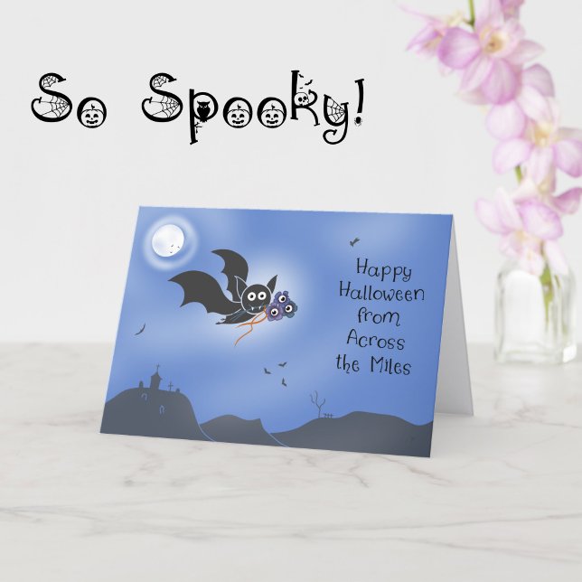 Carte Halloween à travers des kilomètres Fleurs effrayan (Personalized Halloween notepad with a cartoon of a funny black hairy monster reaching for the notes.)