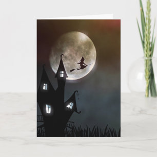 Carte Halloween avec la sorcière voler dans la lune et l