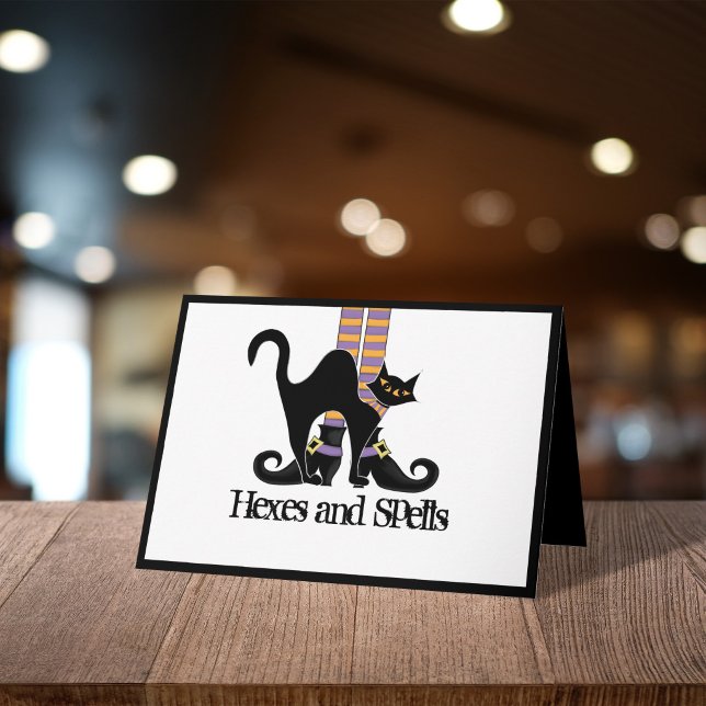 Carte Halloween Chat Noir Sortilèges et Sorts (Whimsical black cat Halloween card with “Hexes and Spells” design, perfect for fun spooky greetings.)