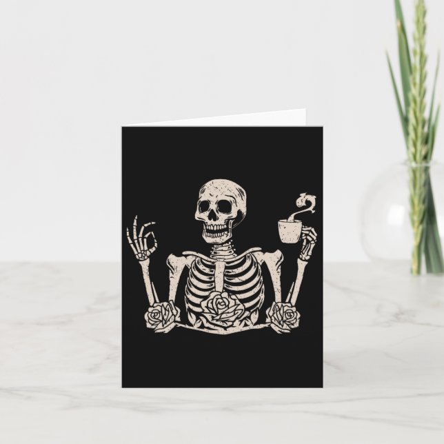 Carte Halloween Femmes Hommes Drôle de squelette buvant  (Devant)