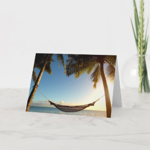 Carte Hamac entre les palmiers sur la plage tropicale