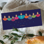 Carte Hanoukka | Lampe à huile colorée Menorah | M<br><div class="desc">Célébrez Hanoukka avec un design de carte de voeux dynamique et contemporain. Cette menorah est formée de lampes à huile colorées en forme de bol, chacune avec une flamme brillante, disposées dans un affichage gai. La lampe centrale met en valeur une étoile de David à fausse feuille, ajoutant à la...</div>