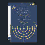 Carte Hanoukka Navy Blue Gold Foil Menorah<br><div class="desc">Cette carte de voeux Hanoukka présente un arrière - plan bleu marine, des plaques de feuilles d'or, une menorah dorée et le dicton "Que vous sentiez la chaleur des lumières tout au long de l'année" en l'honneur du festival des lumières. Modifiez facilement le libellé *most* et mettez à jour les...</div>