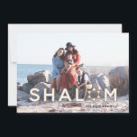 Carte Hanoukka Shalom Star - Or<br><div class="desc">Le mot "Shalom" dit tout sur ce Carte photo Hanoukka moderne avec l'Étoile de David. La couleur Arrière - plan sur le dos est personnalisable. Recherchez les produits de coordination de Parcel Studios.</div>