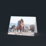 Carte Hanoukka Shalom Star - Plié<br><div class="desc">Une façon magnifique d'envoyer des voeux Hanoukka ce jour férié. Ce carte photo Hanoukka,  avec le mot "Shalom" et l'étoile de David feuilles beaucoup de place pour un message customisé à l'intérieur. Recherchez d'autres éléments de coordination de Parcel Studios.</div>