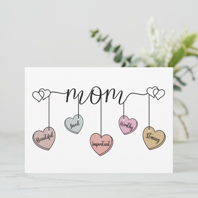 Carte Heartfelt Mom Heart Charm: Mother's Day & Birthday (Debout devant)