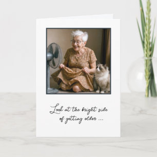 Carte Heureuse vieille dame se rafraîchissant avec un ve