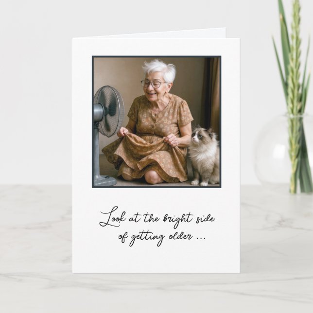 Carte Heureuse vieille dame se rafraîchissant avec un ve (Devant)