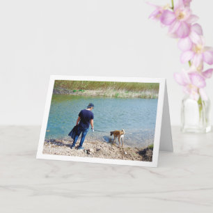 Carte Homme au bord de la rivière avec chien