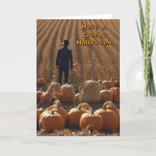 Carte Homme effrayant d'Halloween dans un champ de maïs