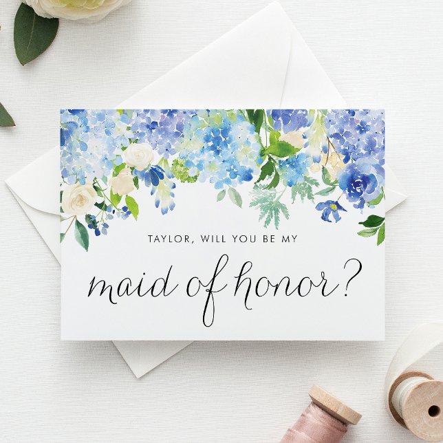 Carte Hydrangée bleue et rose blanche Fleur d'honneur (Blue hydrangea and white rose maid of honor card with greenery for floral-themed wedding proposals.)