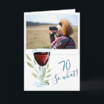 Carte Inspirational Red Wine 70th Birthday Photo<br><div class="desc">Inspirational Red Wine 70th Birthday Carte photo. 70e anniversaire avec une citation drôle et inspirante 70 Alors quoi. Le design est orné d'un verre de vin rouge et de brindilles. Personnalisez la carte avec n'importe quel âge. Insérez votre photo dans le modèle et faites une carte de voeux très personnelle...</div>