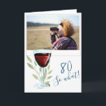 Carte Inspirational Red Wine 80th Birthday Photo<br><div class="desc">Inspirational Red Wine 80th Birthday Carte photo. Carte de 80e anniversaire avec une citation drôle et inspirante 80 Alors quoi. Le design est orné d'un verre de vin rouge et de brindilles. Personnalisez la carte avec n'importe quel âge. Insérez votre photo dans le modèle et faites une carte de voeux...</div>