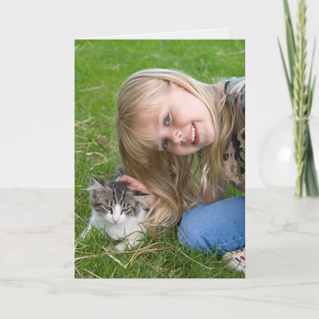 Carte jeune fille souriante à l'anniversaire du chaton (Devant)