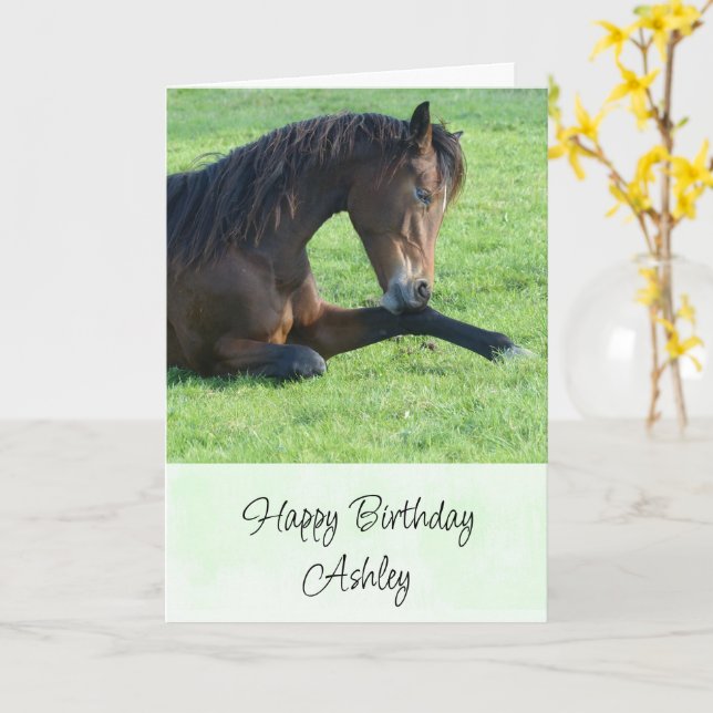 Carte Joli Cheval Brown allongé dans l'herbe Anniversair (Fleur jaune)