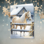 Carte Jolie ferme de chevaux blancs Noël personnalisé<br><div class="desc">Jolie carte de Noël personnalisée et festive. Un joli cheval blanc se tenant derrière une vieille clôture rustique en bois avec un arrière - plan enneigé et vintage vieille grange rouge. La clôture enneigée est ornée de lumières de Noël illuminées pour donner une ambiance chaleureuse et festive à votre dessous...</div>