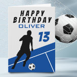 Carte Joueur de football Football Ball Blue Boy Annivers<br><div class="desc">Joueur de football Football Ball Blue Boy Carte Anniversaire. Une silhouette d'un joueur de football avec une balle de football sur un terrain de football. Ajoutez votre nom,  votre âge et votre texte à l'intérieur ou effacez-le.</div>