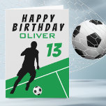 Carte Joueur de football Football Ball Green Garçon Anni<br><div class="desc">Joueur de football Football Ball Green Garçon Carte d'anniversaire. Une silhouette d'un joueur de football avec une balle de football sur un terrain de football. Ajoutez votre nom,  votre âge et votre texte à l'intérieur ou effacez-le.</div>