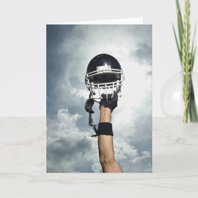 Carte Joueur de football tenant le casque en air (Devant)