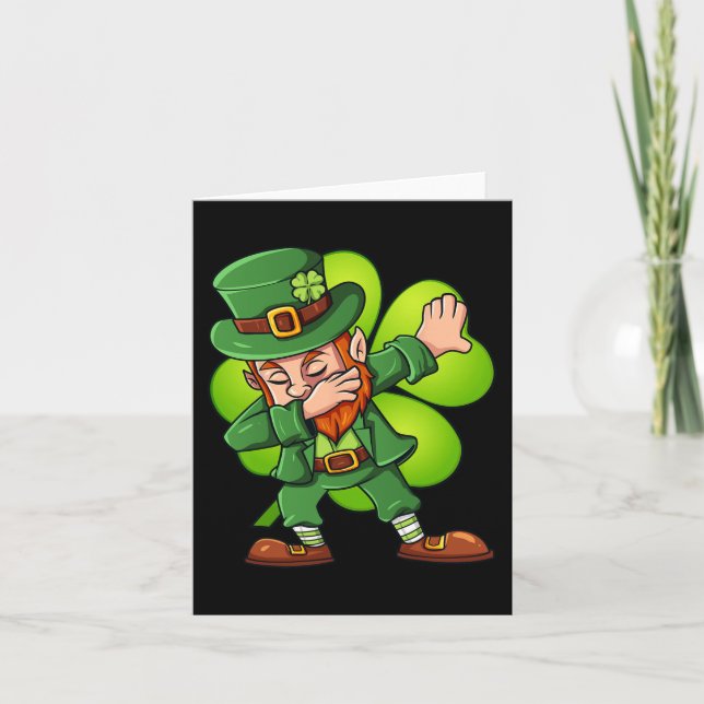 Carte Jour de la Saint Patrick Dabbing Leprechaun Clover (Devant)