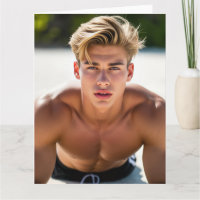 Jour de plage coup de foudre - Homme blond torse n