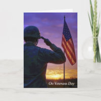 Jour des vétérans saluant un soldat américain