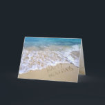 Carte Joyeuses vacances Ocean Beach<br><div class="desc">Message texte Happy Holidays sur la plage de sable d'océan avec surf mousseux.</div>