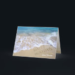 Carte Joyeuses vacances tropical Ocean Beach<br><div class="desc">Message texte Happy Holidays sur la plage de sable d'océan avec étoiles de mer et surf mousseux.</div>
