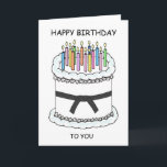 Carte Joyeux anniversaire à l'artiste martiale gâteau et<br><div class="desc">Illustration d'un grand gâteau d'anniversaire blanc couvert de bougies éclairées et d'une ceinture noire d'arts martiaux attachée autour. Les mots "Joyeux anniversaire à vous" accompagnent l'image.</div>