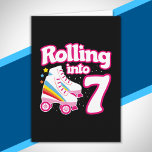 Carte Kids Skate Party - 7e anniversaire - Roller Skate<br><div class="desc">Ce design de fête de patinage est parfait pour une fête de patinage à rouleaux ou un thème d'anniversaire pour un enfant de 7 ans. Si la fille d'anniversaire ou le garçon d'anniversaire aime le roller skate, ils AImeront ce skate party design! Caractéristiques style rétro "Rolling into 7" citation d'anniversaire...</div>