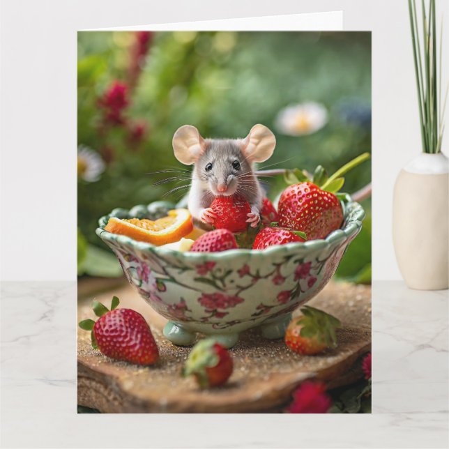Carte La souris sert une fraise dans une tasse de fruits (Devant)