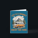 Carte La vie est un voyage Camping Van Life<br><div class="desc">Cette carte de voeux présente une illustration d'un van orange conduisant devant les montagnes avec la légende "La vie est un voyage Profitez du voyage".</div>