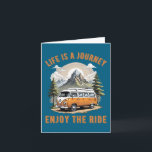 Carte La vie est un voyage Camping Van Life<br><div class="desc">Cette carte de voeux présente une illustration d'un van orange conduisant devant les montagnes avec la légende "La vie est un voyage Profitez du voyage".</div>
