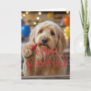 Carte Labradoodle écrivant Joyeux Anniversaire sur du ve