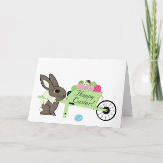 Carte Lapin de Pâques heureux avec brouette d'oeufs salu
