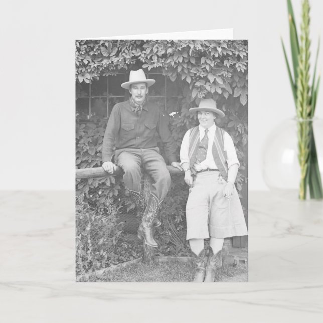 Carte Larry Larom et une femme posent. (Devant)