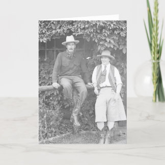 Carte Larry Larom et une femme posent.