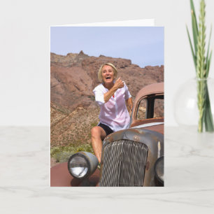 Carte Laughing Retiree Riding Antique Car dans le désert