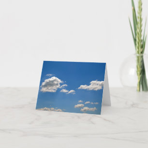 Carte Le ciel est bleu et les nuages blancs passent