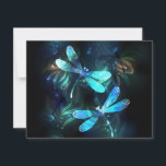 Carte Les libellules du lac<br><div class="desc">Deux libellules transparentes,  lumineuses,  turquoise,  artistiquement dessinées sur l'arrière - plan de nuit avec des algues luminescentes et des lucioles. libellule éclatante.</div>